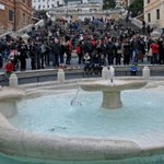 Turysta z USA surowo ukarany za wejście do znanej fontanny w Rzymie