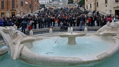 Turysta z USA surowo ukarany za wejście do znanej fontanny w Rzymie