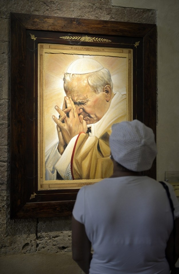 Turystka przed obrazem Jana Pawła II autorstwa Giuseppe Afrune w bazylice św. Rufina w Asyżu / 	Darek Delmanowicz    /PAP