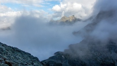 Turystka spadła ze szlaku w Tatrach. TOPR-owcy musieli znieść ją na noszach