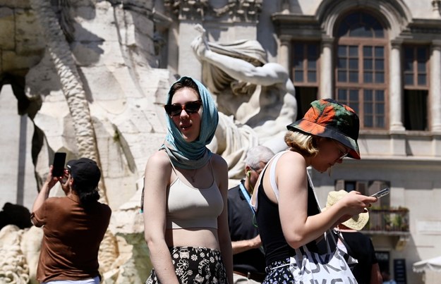 Turystki na Piazza Navona w Rzymie /RICCARDO ANTIMIANI /PAP/EPA