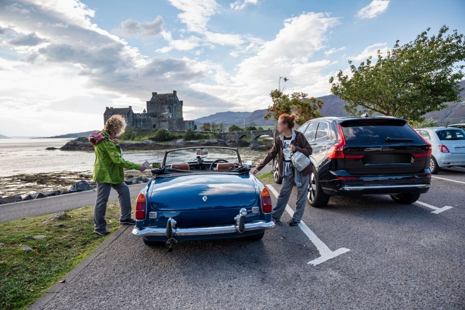 Turysta za kierownicą! Specjalne naklejki mają zwiększyć bezpieczeństwo