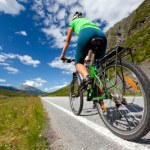 Turystyka rowerowa nabiera tempa. Przybywa ścieżek i kilometrowych tras 