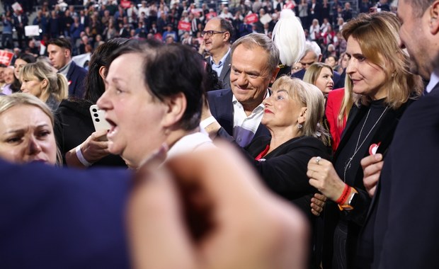 Tusk: Czy chcemy mieć prezydenta, który z satysfakcją fotografuje się z gangsterami? 