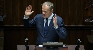 Tusk: Dwaj Ukraińcy odpowiedzialni za dywersję na kolei. Rząd wprowadza 3. stopień alarmowy Charlie