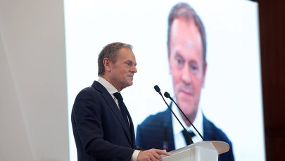 Tusk: Kaczyński jest szantażowany jak nie przez Ziobrę, to antyszczepionkowców