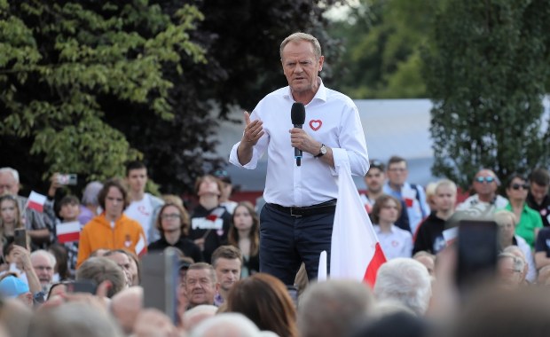 Tusk krytykuje Sójkę za wypowiedź o śmierci kobiet w ciąży. Odpowiedziała mu