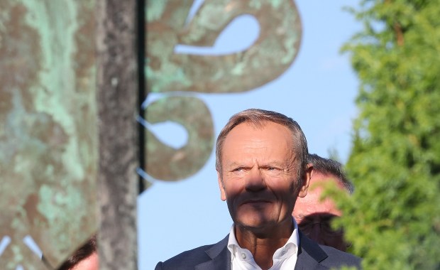 Tusk: Ludzie idąc do kościoła, nie mogą mieć wrażenia, że idą do biura PiS