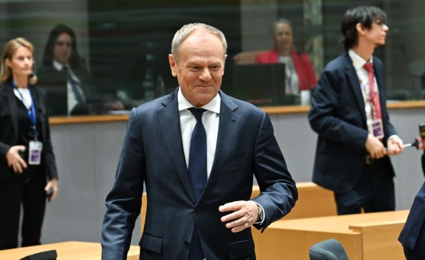 Tusk, Morawiecki, a potem Biuro Prasowe Orlen. Burza wokół sukcesu koncernu