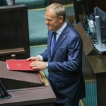 Tusk mówi, że ma "gospodarczą teczkę". Co zawiera? Poseł PiS: Ona jest pusta 