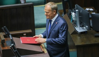 Tusk mówi, że ma "gospodarczą teczkę". Co zawiera? Poseł PiS: Ona jest pusta 