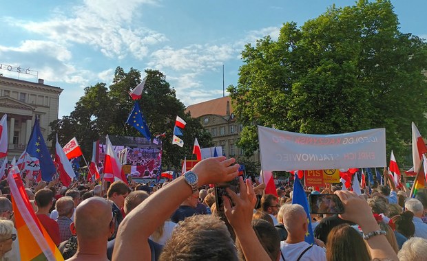 Tusk na wiecu w Poznaniu: Dzisiaj władza to są seryjni zabójcy kobiet
