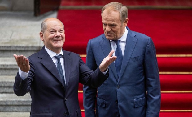 Tusk o strategii wojowania telefonem. Scholz w ogniu krytyki