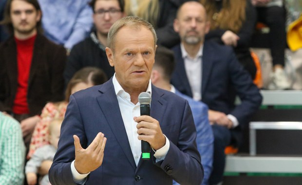 Tusk ostro o Morawieckim. „Bredzi na zlocie proputinowskich partii”