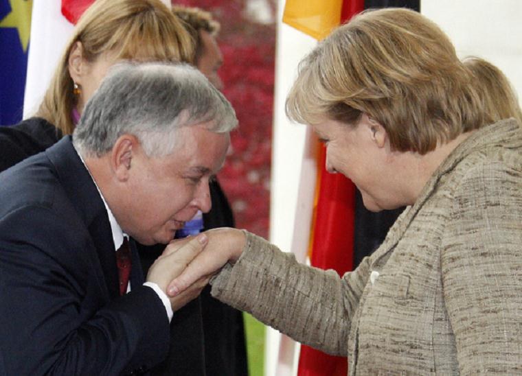 https://i.iplsc.com/tusk-pocalowal-merkel-w-reke/00024XKNMVLD114G-C321-F4.jpg