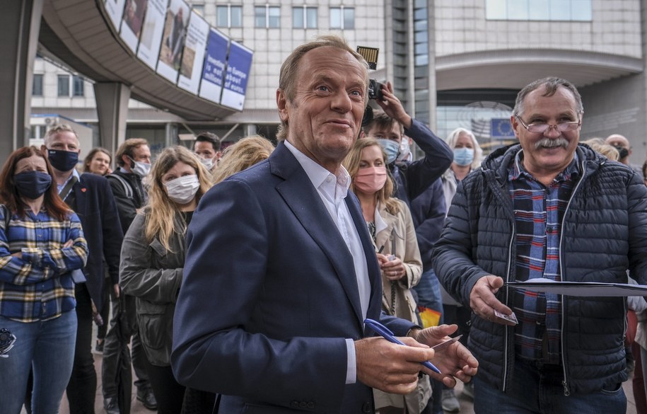 Tusk w "Newsweeku": Nie chcę, żeby Kaczyński wyprowadził Polskę z Unii /OLIVIER HOSLET /PAP/EPA