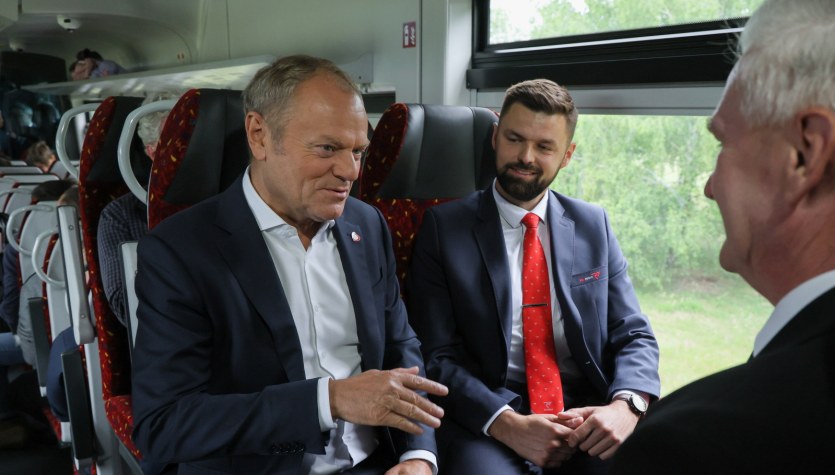Tusk w pociągu do Łomży. "Czekała 33 lata i się doczekała"