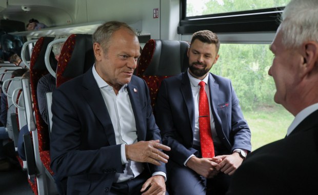 Tusk w pociągu do Łomży. "Czekała 33 lata i się doczekała"