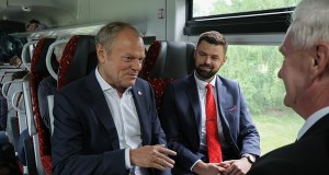 Tusk w pociągu do Łomży. "Czekała 33 lata i się doczekała"