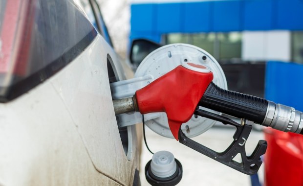 Tusk zapowiada walkę z cenami paliw. "Nie pozwolę, by ktokolwiek zarobił na tej sytuacji"