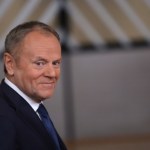 Tusk znalazł benzynę po 5,18 zł za litr. "Mogę być winny grosika?"
