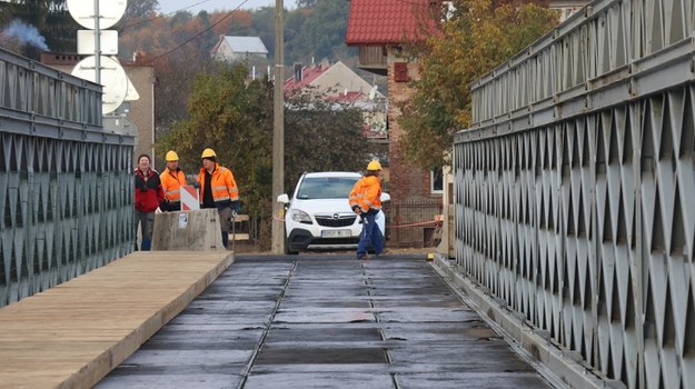 Tuż po godz. 10:00 tymczasowym mostem w Głuchołazach przejechało pierwsze auto - kierował nim burmistrz Paweł Szymkowicz /Jacek Skóra /RMF FM