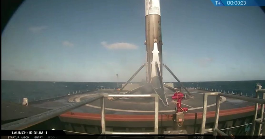 Tuż po lądowaniu - pierwszy stopień Falcon 9R na platformie morskiej - 14.01.2017 /materiały prasowe