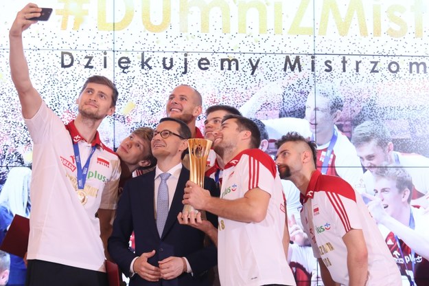 Tuż po  mistrzostwach świata premier spotkał się z siatkarzami i obiecał im premie /Leszek Szymański /PAP