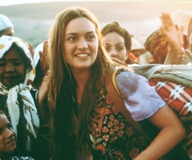 Tuz po sukcesie "Titanika" Winslet zobaczyliśmy w obrazie "W stronę Marrakeszu" (1998), którego akcja rozgrywa się w apogeum czasów hipisowskich. 

Grana przez aktorkę Julia ucieka z szarego Londynu do egzotycznego Maroka w poszukiwaniu szczęścia i wolności. W Marrakeszu zakochuje się w przypadkowo napotkanym mężczyźnie...
 