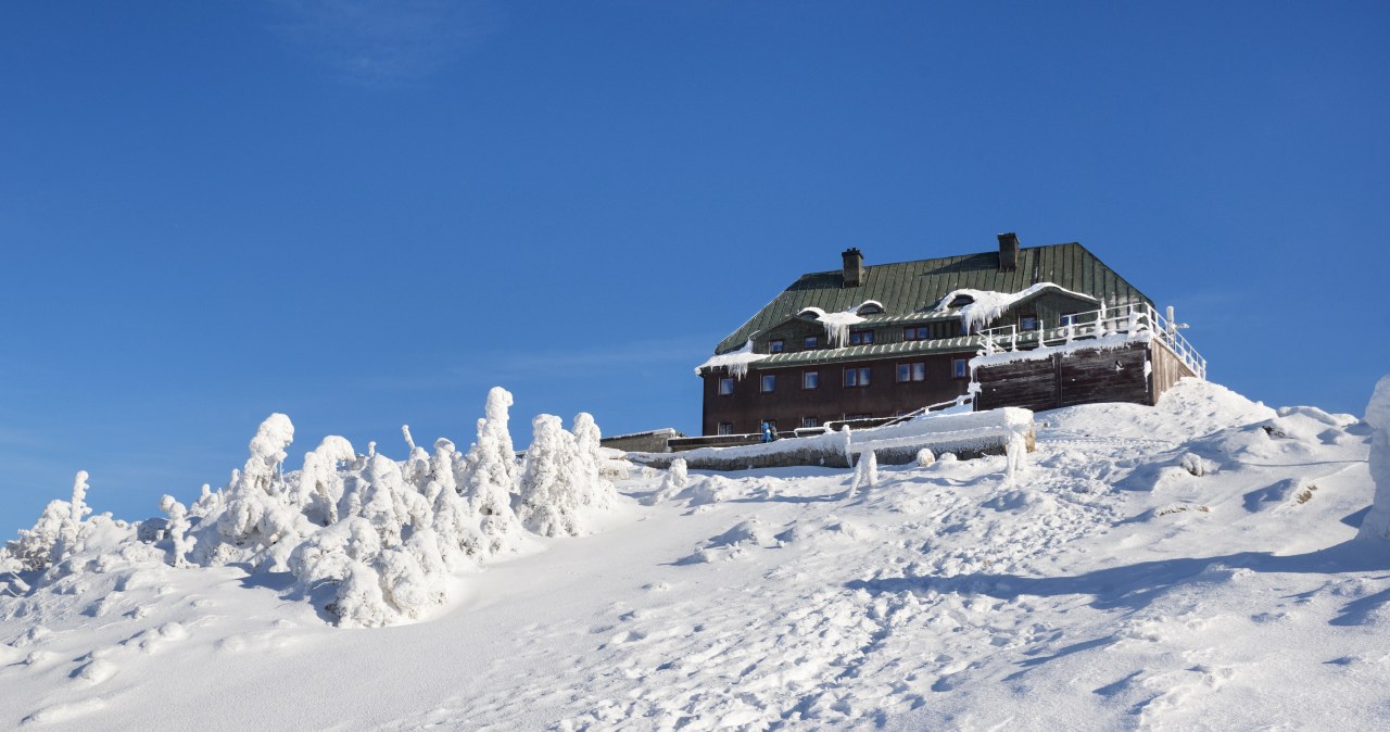 Tuż pod szczytem Szrenica jest schronisko - idealne miejsce na krótki odpoczynek /Jan Wlodarczyk /Agencja FORUM