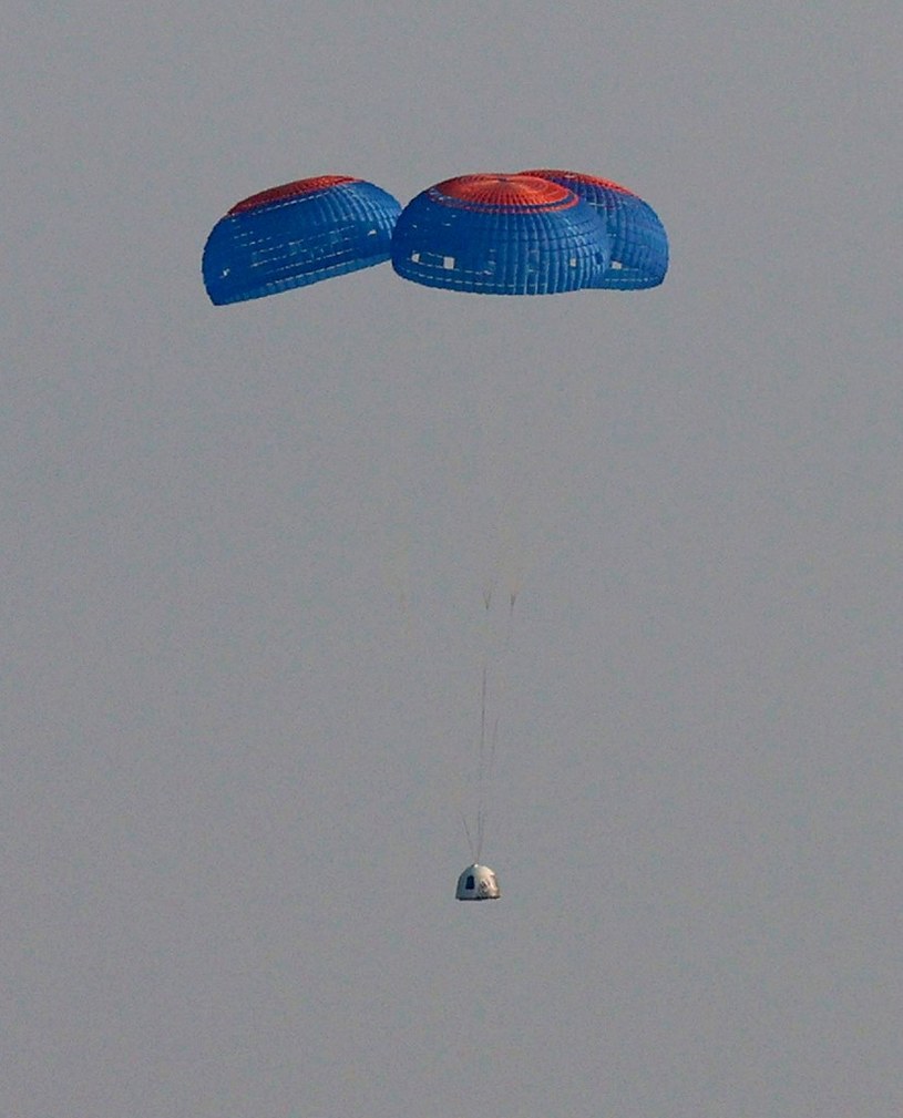 Tuż przed lądowaniem kapsuły - trzy spadochrony otworzyły się bez problemu. Kapsuła wyląduje również z dwoma spadochronami /AFP