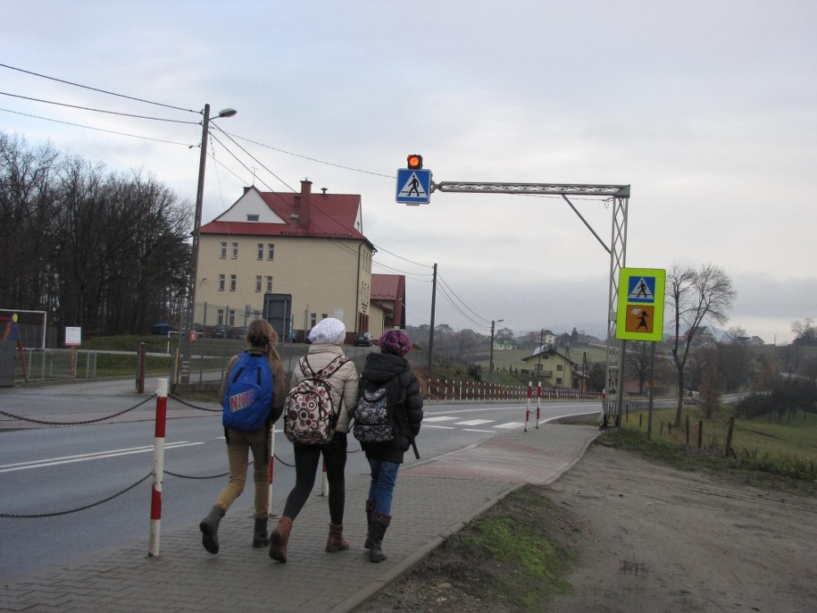 Tuż przy samej drodze położona jest szkoła, kościół, sklep czy dom weselny, a mimo to nie ma tam znaku „teren zabudowany” /Maciej Pałahicki /RMF FM