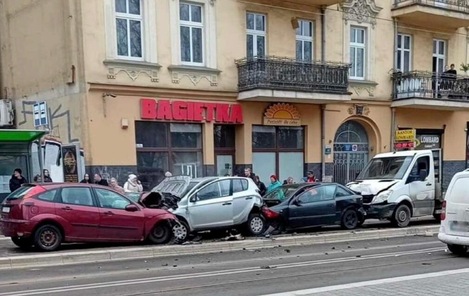 Tuż za skrzyżowaniem z ulicą Ofiar Oświęcimia kierowca zderzył się czołowo z czterema autami /Marcin Bielecki /PAP