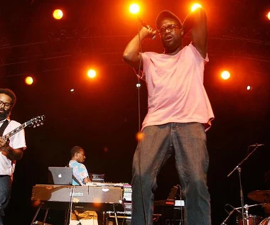 TV On The Radio: Perkusista w szpitalu