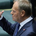 "Twarz Hołowni robiącego za tło...". Skrajne komentarze po expose Tuska