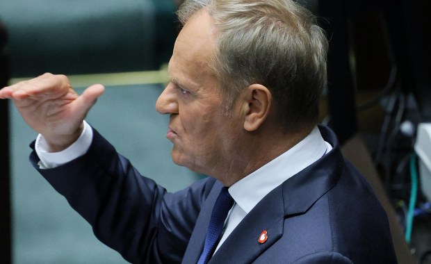 "Twarz Hołowni robiącego za tło...". Skrajne komentarze po expose Tuska