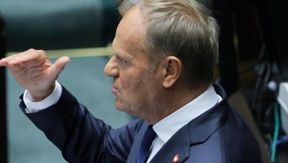 "Twarz Hołowni robiącego za tło...". Skrajne komentarze po expose Tuska