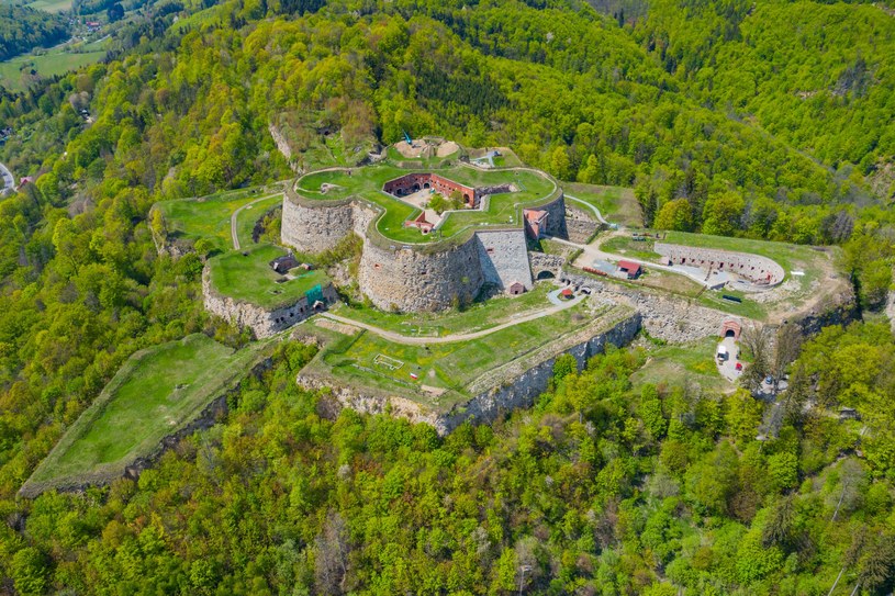 Twierdza Srebrna Góra jest gratką nie tylko dla fanów budowli wojskowych. /123RF/PICSEL