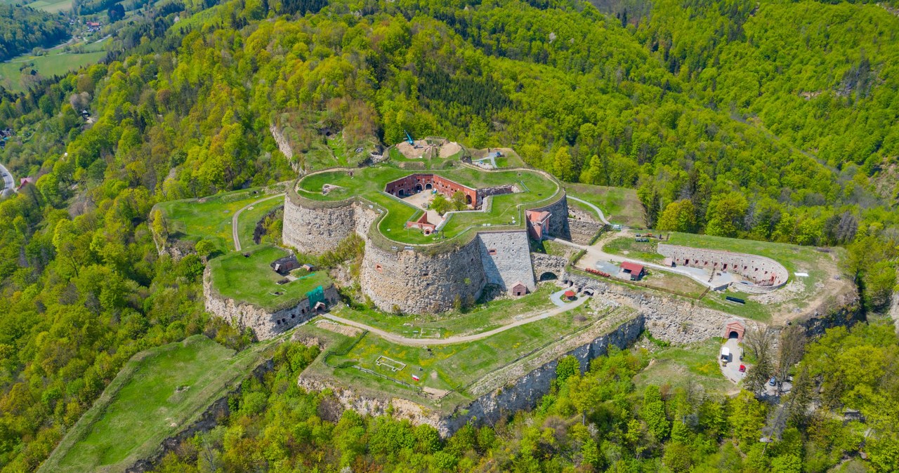 Twierdza Srebrna Góra jest jedną z największych atrakcji wsi. /123RF/PICSEL