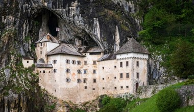 Twierdza ukryta w skale. Wiąże się z nią bajkowa opowieść