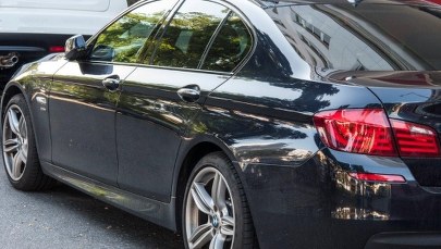 Twierdził, że skradli mu auto z parkingu galerii. A to była niedziela bez handlu