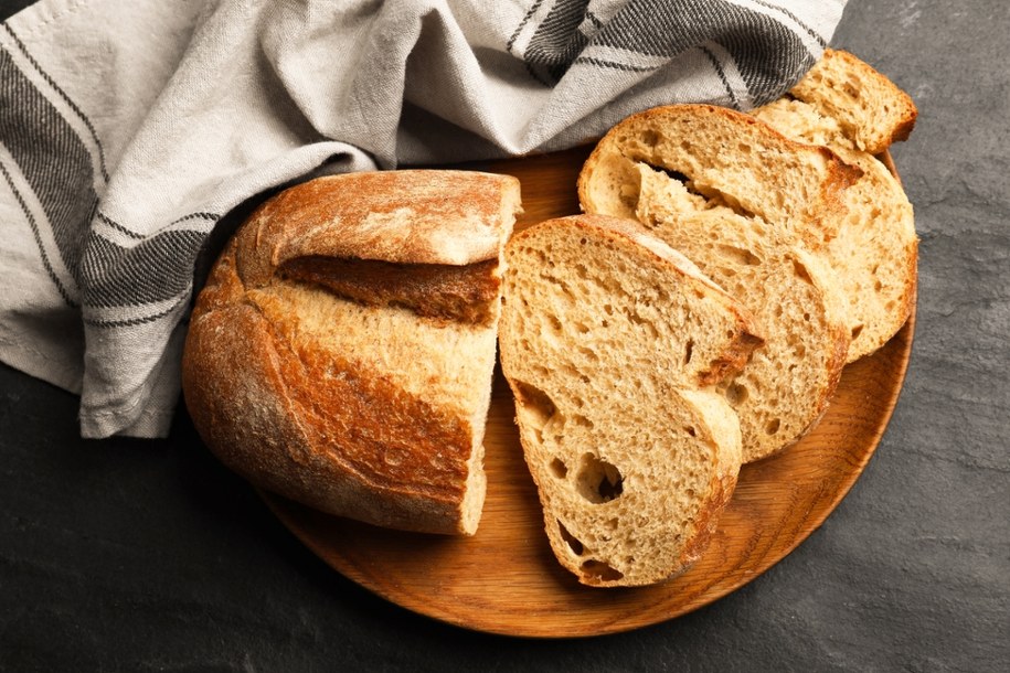 Twój chleb zawsze czerstwieje? Sprawdź, co robić, by był miękki i świeży! /Shutterstock