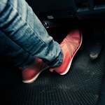 Twój hamulec ma dodatkową funkcję. Wciśnij go do końca i sprawdź