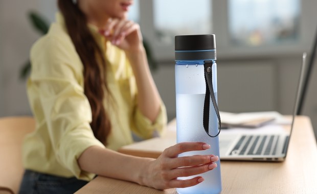 Twoja butelka na wodę brudniejsza niż sedes? Szokujące wyniki badań!