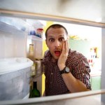 Twoja lodówka to dom dla wielu bakterii. Lepiej myj ją często
