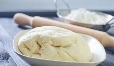 Twoje ciasto drożdżowe nigdy nie rośnie? Winny jest jeden produkt