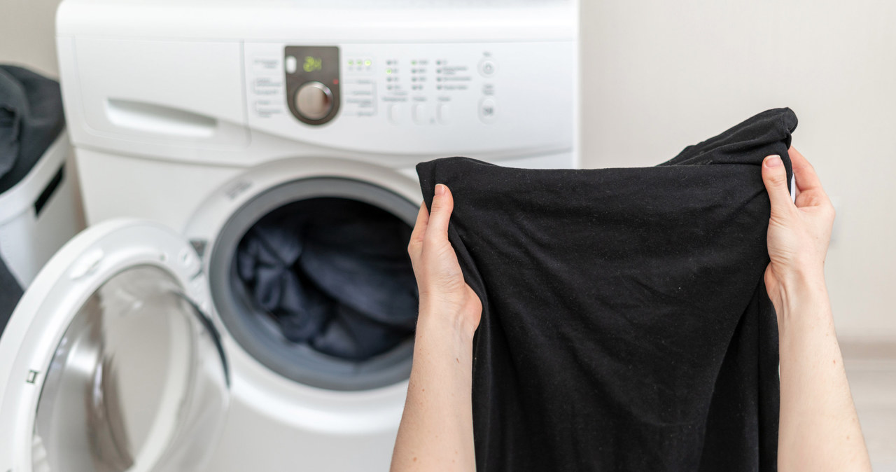 ​Twoje czarne ubrania śmierdzą po praniu? Zrób po 30 minut przed włożeniem ich do pralki /123RF/PICSEL
