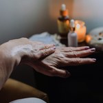 Twoje dłonie mogą wyglądać młodo i gładko. Odkryj domowe sposoby na regenerację skóry