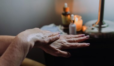 Twoje dłonie mogą wyglądać młodo i gładko. Odkryj domowe sposoby na regenerację skóry