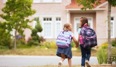 Twoje dziecko dojeżdża do szkoły? Możesz dostać ponad 1100 zł. Jest tylko jeden warunek